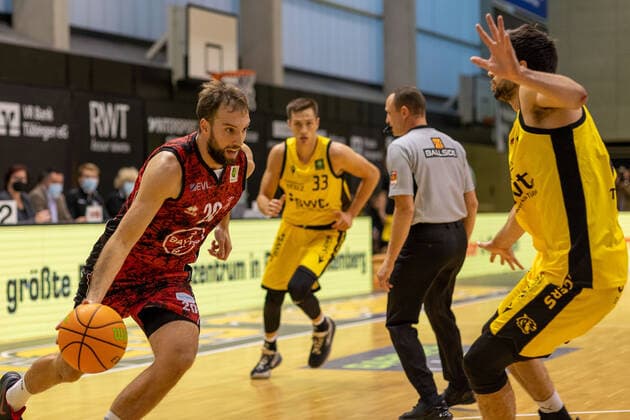 JJ Mann Bayer Giants Leverkusen, 20 Mateo Seric Tigers Tuebingen, 17 ¨¨¨Tigers Tuebingen vs Bayer Giants Leverkusen, 2 Basketball, Bundesliga, Pro A, Barmer 2 Basketball, Matchday 6, Season 2021 2022, 24 10 2021, ¨¨ Tigers Tuebingen Bayer Giants Leverkusen, Basketball, 2 Bundesliga, Barmer 2 Basketball, Matchday 6, Season 2020 2021, 24 10 2021 Rottenburg am Neckar. Copyright: xNinaxSander xEibnerxPressefotoxIx EP_NSR