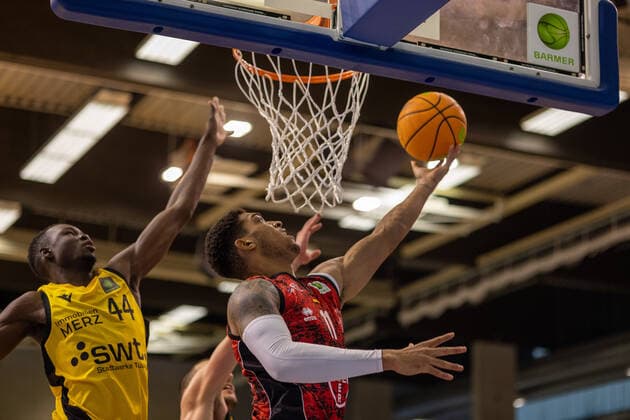 Bakary Diba Tigers Tuebingen, 44 Ferenc Gille Bayer Giants Leverkusen, 11 ¨¨¨Tigers Tübingen vs Bayer Giants Leverkusen, 2 basketball, Bundesliga, Pro A, Barmer 2 basketball, matchday 6, season 2021 2022, 24 10 2021, ¨¨ Tigers Tübingen Bayer Giants Leverkusen, basketball, 2 Bundesliga, Barmer 2 basketball, matchday 6, season 2020 2021, 24 10 2021 Rottenburg am Neckar. Copyright: xNinaxSander xEibnerxPressefotoxIx EP_NSR