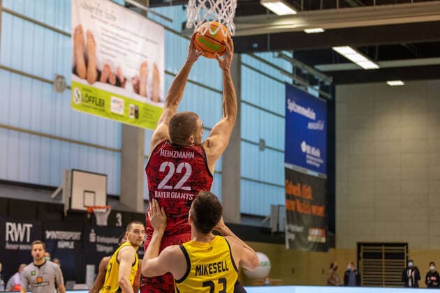 Dennis Heinzmann Bayer Giants Leverkusen, 22 Ryan Mikesell Tigers Tuebingen, 33 ¨¨¨Tigers Tuebingen vs Bayer Giants Leverkusen, 2 Basketball, Bundesliga, Pro A, Barmer 2 Basketball, Matchday 6, Season 2021 2022, 24 10 2021, ¨¨ Tigers Tuebingen Bayer Giants Leverkusen, Basketball, 2 Bundesliga, Barmer 2 Basketball, Matchday 6, Season 2020 2021, 24 10 2021 Rottenburg am Neckar. Copyright: xNinaxSander xEibnerxPressefotoxIx EP_NSR