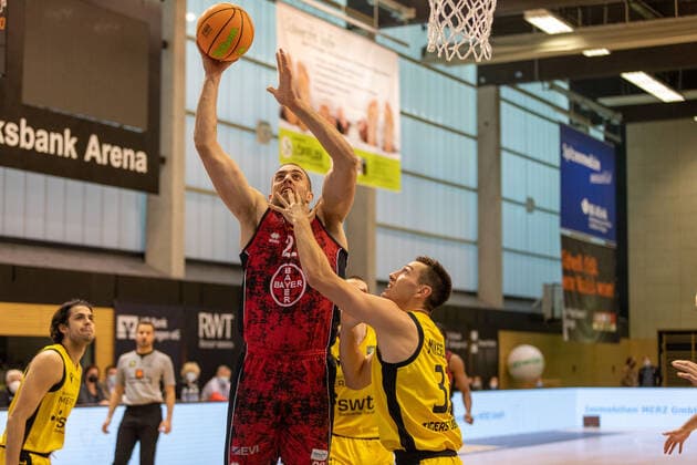 Dennis Heinzmann Bayer Giants Leverkusen, 22 Ryan Mikesell Tigers Tuebingen, 33 ¨¨¨Tigers Tuebingen vs Bayer Giants Leverkusen, 2 Basketball, Bundesliga, Pro A, Barmer 2 Basketball, Matchday 6, Season 2021 2022, 24 10 2021, ¨¨ Tigers Tuebingen Bayer Giants Leverkusen, Basketball, 2 Bundesliga, Barmer 2 Basketball, Matchday 6, Season 2020 2021, 24 10 2021 Rottenburg am Neckar. Copyright: xNinaxSander xEibnerxPressefotoxIx EP_NSR