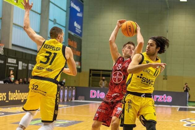 Daniel Keppeler Tigers Tuebingen, 31 Spencer Reaves Bayer Giants Leverkusen, 31 Erol Ersek Tigers Tuebingen, 11 ¨¨¨Tigers Tuebingen vs Bayer Giants Leverkusen, 2 Basketball, Bundesliga, Pro A, Barmer 2 Basketball, Matchday 6, Season 2021 2022, 24 10 2021, ¨¨ Tigers Tuebingen Bayer Giants Leverkusen, Basketball, 2 Bundesliga, Barmer 2 Basketball, Matchday 6, Season 2020 2021, 24 10 2021 Rottenburg am Neckar. Copyright: xNinaxSander xEibnerxPressefotoxIx EP_NSR