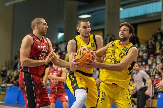 Dennis Heinzmann Bayer Giants Leverkusen, 22 Daniel Keppeler Tigers Tuebingen, 31 Mateo Seric Tigers Tuebingen, 17 Aatu Kivimaeki Tigers Tuebingen, 12 ¨¨¨Tigers Tübingen vs Bayer Giants Leverkusen, 2 Basketball, Bundesliga, Pro A, Barmer 2 Basketball, Matchday 6, Season 2021 2022, 24 10 2021, ¨¨Tigers Tuebingen Bayer Giants Leverkusen, Basketball, 2 Bundesliga, Barmer 2 Basketball, Matchday 6, Season 2020 2021, 24 10 2021 Rottenburg am Neckar. Copyright: xNinaxSander xEibnerxPressefotoxIx EP_NSR