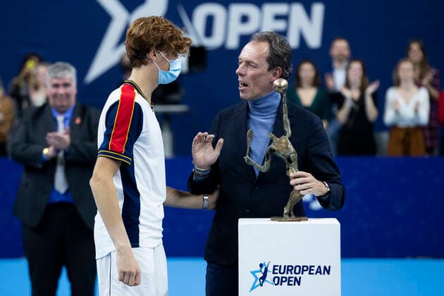 Italian Jannik Sinner and Port of Antwerp CEO Jacques Vandermeiren pictured after a tennis match between Italian Sinner and Argentinian Schwartzman, the finals of the singles at the European Open Tennis ATP, Tennis Herren tournament, in Antwerp, Sunday 24 October 2021. KRISTOFxVANxACCOM  x3123509x
