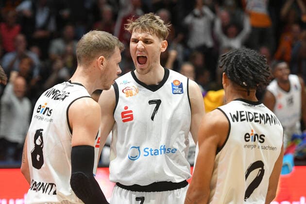 Jonas Richter Niners Chemnitz center, Jan Niklas Wimberg Niners Chemnitz left and Nelson Weidemann Niners Chemnitz right , cheer, Niners Chemnitz vs Ratiopharm Ulm, 24 10 2021, easycredit Basketball Bundesliga, GER, Season 2021 2022 Niners Chemnitz vs Ratiopharm Ulm, 24 10 2021, easycredit Basketball Bundesliga, GER, Season 2021 2022 Chemnitz Copyright: xBertxHarzer xEibner-xPressefotox