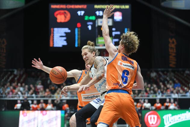 Malte Ziegenhagen Niners Chemnitz on the ball, Per Guenther Ratiopharm Ulm r and Fedor Zugic Ratiopharm Ulm li , Niners Chemnitz vs Ratiopharm Ulm, 24 10 2021, easycredit Basketball Bundesliga, GER, season 2021 2022 Niners Chemnitz vs Ratiopharm Ulm, 24 10 2021, easycredit Basketball Bundesliga, GER, season 2021 2022 Chemnitz Copyright: xBertxHarzer xEibner-xPressefotox