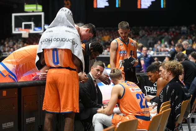 Jaka Lakovic coach, head coach, Ratiopharm Ulm gives instructions to his team, Niners Chemnitz vs Ratiopharm Ulm, 24 10 2021, easycredit Basketball Bundesliga, GER, season 2021 2022 Niners Chemnitz vs Ratiopharm Ulm, 24 10 2021, easycredit Basketball Bundesliga, GER, season 2021 2022 Chemnitz Copyright: xBertxHarzer xEibner-xPressefotox