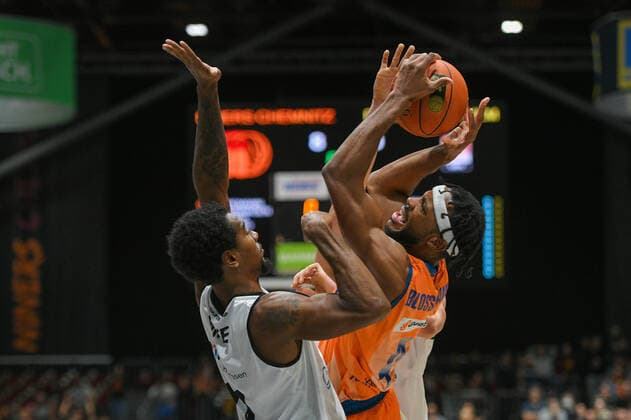 Isiaha Mike Niners Chemnitz li , Jaron Blossomgame Ratiopharm Ulm Mindaugas Susinskas Niners Chemnitz re , Niners Chemnitz vs Ratiopharm Ulm, 24 10 2021, easycredit Basketball Bundesliga, GER, season 2021 2022 Niners Chemnitz vs Ratiopharm Ulm, 24 10 2021, easycredit Basketball Bundesliga, GER, season 2021 2022 Chemnitz Copyright: xBertxHarzer xEibner-xPressefotox