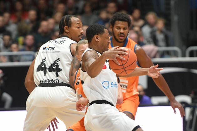 Gerald Robinson Niners Chemnitz center, Darion Atkins Niners Chemnitz left and Cristiano Felicio Ratiopharm Ulm right , Niners Chemnitz vs Ratiopharm Ulm, 24 10 2021, easycredit Basketball Bundesliga, GER, Season 2021 2022 Niners Chemnitz vs Ratiopharm Ulm, 24 10 2021, easycredit Basketball Bundesliga, GER, Season 2021 2022 Chemnitz Copyright: xBertxHarzer xEibner-xPressefotox