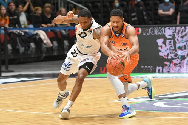 Karim Jallow Ratiopharm Ulm r and Gerald Robinson Niners Chemnitz li , Niners Chemnitz vs Ratiopharm Ulm, 24 10 2021, easycredit Basketball Bundesliga, GER, season 2021 2022 Niners Chemnitz vs Ratiopharm Ulm, 24 10 2021, easycredit Basketball Bundesliga, GER, season 2021 2022 Chemnitz Copyright: xBertxHarzer xEibner-xPressefotox
