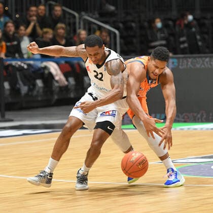 Karim Jallow Ratiopharm Ulm r and Gerald Robinson Niners Chemnitz li , Niners Chemnitz vs Ratiopharm Ulm, 24 10 2021, easycredit Basketball Bundesliga, GER, season 2021 2022 Niners Chemnitz vs Ratiopharm Ulm, 24 10 2021, easycredit Basketball Bundesliga, GER, season 2021 2022 Chemnitz Copyright: xBertxHarzer xEibner-xPressefotox