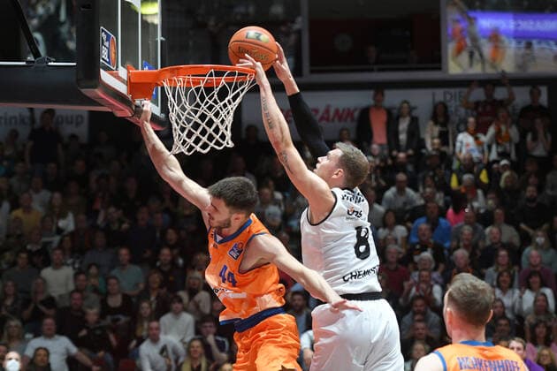 Jan Niklas Wimberg Niners Chemnitz re and Fedor Zugic Ratiopharm Ulm re , Niners Chemnitz vs Ratiopharm Ulm, 24 10 2021, easycredit Basketball Bundesliga, GER, season 2021 2022 Niners Chemnitz vs Ratiopharm Ulm, 24 10 2021, easycredit Basketball Bundesliga, GER, season 2021 2022 Chemnitz. Copyright: xBertxHarzer xEibner-xPressefotox