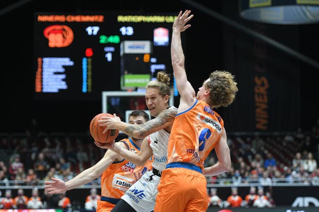 Malte Ziegenhagen Niners Chemnitz on the ball, Per Guenther Ratiopharm Ulm r and Fedor Zugic Ratiopharm Ulm li , Niners Chemnitz vs Ratiopharm Ulm, 24 10 2021, easycredit Basketball Bundesliga, GER, season 2021 2022 Niners Chemnitz vs Ratiopharm Ulm, 24 10 2021, easycredit Basketball Bundesliga, GER, season 2021 2022 Chemnitz Copyright: xBertxHarzer xEibner-xPressefotox