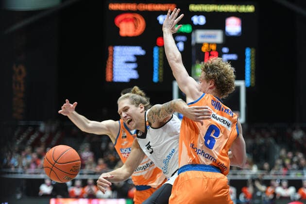 Malte Ziegenhagen Niners Chemnitz on the ball, Per Guenther Ratiopharm Ulm r and Fedor Zugic Ratiopharm Ulm li , Niners Chemnitz vs Ratiopharm Ulm, 24 10 2021, easycredit Basketball Bundesliga, GER, season 2021 2022 Niners Chemnitz vs Ratiopharm Ulm, 24 10 2021, easycredit Basketball Bundesliga, GER, season 2021 2022 Chemnitz Copyright: xBertxHarzer xEibner-xPressefotox
