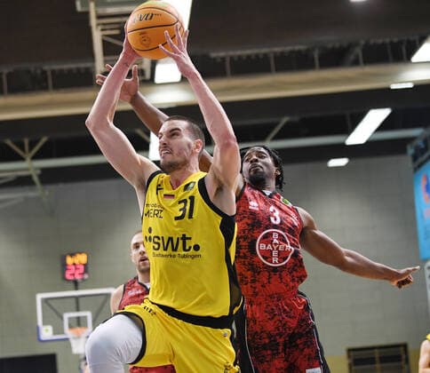 Basketball 2 Bundesliga 2021 2022 6 Matchday 24 09 2021 in Rottenburg Tigers Tuebingen Bayer Giants Leverkusen Daniel Keppeler li, Tigers vs Quentin Goodin r, Leverkusen