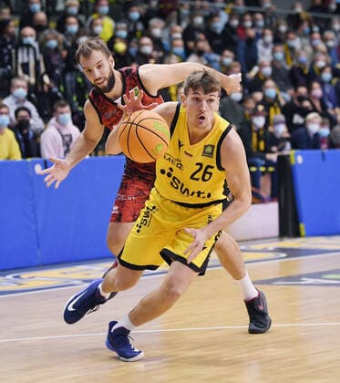 Basketball 2 Bundesliga 2021 2022 6 Matchday 24 09 2021 in Rottenburg Tigers Tuebingen Bayer Giants Leverkusen Till Joenke front, Tigers vs JJ Mann back, Leverkusen.