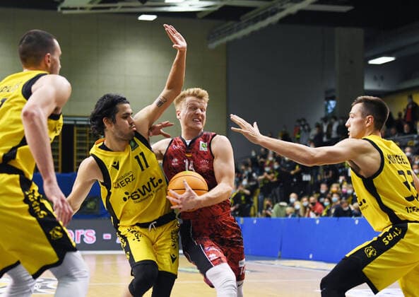 Basketball 2 Bundesliga 2021 2022 6 Spieltag 24 09 2021 in Rottenburg Tigers Tuebingen Bayer Giants Leverkusen Erol Ersek 2 v left, Tigers vs Luis Figge 2 v right, Leverkusen and Ryan Richard Mikesell r, Tigers
