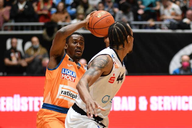Semaj Christon Ratiopharm Ulm back and Darion Atkins Niners Chemnitz front, Niners Chemnitz vs Ratiopharm Ulm, 24 10 2021, easycredit Basketball Bundesliga, GER, season 2021 2022 Niners Chemnitz vs Ratiopharm Ulm, 24 10 2021, easycredit Basketball Bundesliga, GER, season 2021 2022 Chemnitz. Copyright: xBertxHarzer xEibner-xPressefotox