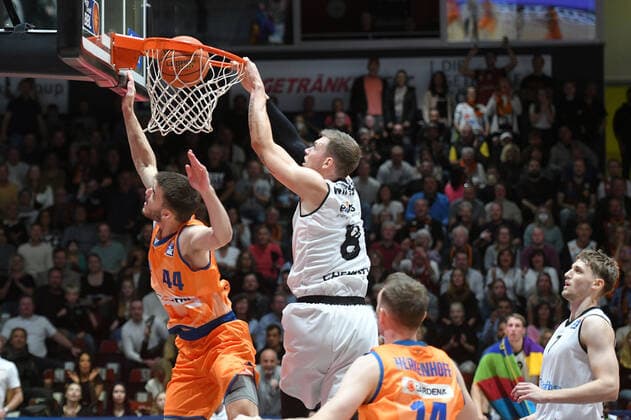 Jan Niklas Wimberg Niners Chemnitz center and Fedor Zugic Ratiopharm Ulm li , Niners Chemnitz vs Ratiopharm Ulm, 24 10 2021, easycredit Basketball Bundesliga, GER, season 2021 2022 Niners Chemnitz vs Ratiopharm Ulm, 24 10 2021, easycredit Basketball Bundesliga, GER, season 2021 2022 Chemnitz Copyright: xBertxHarzer xEibner-xPressefotox