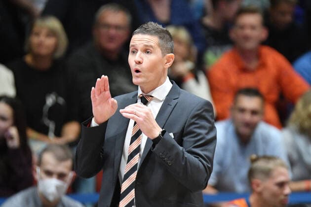 Jaka Lakovic Trainer, Head Coach, Ratiopharm Ulm , Niners Chemnitz vs Ratiopharm Ulm, 24 10 2021, easycredit Basketball Bundesliga, GER, Season 2021 2022 Niners Chemnitz vs Ratiopharm Ulm, 24 10 2021, easycredit Basketball Bundesliga, GER, Season 2021 2022 Chemnitz Copyright: xBertxHarzer xEibner-xPressefotox