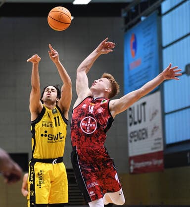 Basketball 2 Bundesliga 2021 2022 6 Matchday 24 09 2021 in Rottenburg Tigers Tuebingen Bayer Giants Leverkusen Erol Ersek left, Tigers vs Luis Figge right, Leverkusen