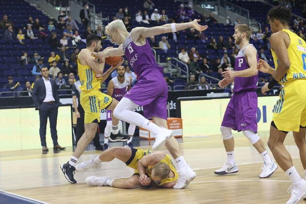 DEU, BBL, ALBA vs Goettingen, 24 10 2021, Mercedes Benz Arena, Berlin, DEU, BBL, ALBA vs Goettingen, in picture Luke Sikma ALBA Berlin 43 , Yovel Zoosman ALBA Berlin 50 , Philipp Hartwich Goettingen 15 , Mathis Moenninghoff Goettingen 17 nordphotoxGmbHx xEngler nph00076
