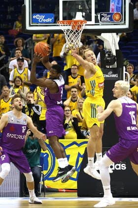 DEU, BBL, ALBA vs Goettingen, 24 10 2021, Mercedes Benz Arena, Berlin, DEU, BBL, ALBA vs Goettingen, pictured Luke Sikma ALBA Berlin 43 , Philipp Hartwich Goettingen 15 , Kamar Baldwin Goettingen 44 , Mathis Moenninghoff Goettingen 17 , nordphotoxGmbHx xEngler nph00076
