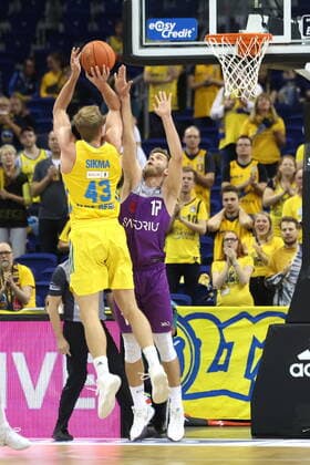 DEU, BBL, ALBA vs Goettingen, 24 10 2021, Mercedes Benz Arena, Berlin, DEU, BBL, ALBA vs Goettingen, in picture Luke Sikma ALBA Berlin 43 , Mathis Moenninghoff Goettingen 17 nordphotoxGmbHx xEngler nph00076