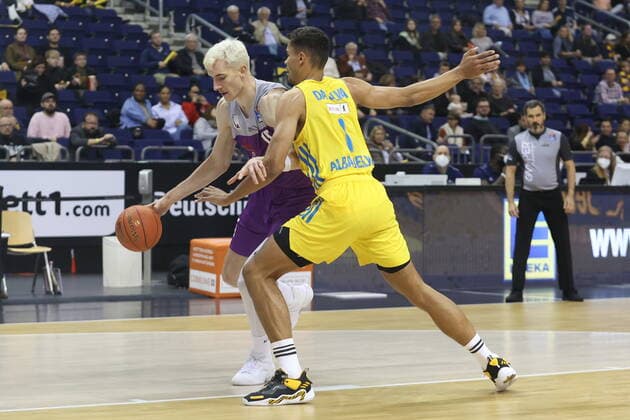 DEU, BBL, ALBA vs Goettingen, 24 10 2021, Mercedes Benz Arena, Berlin, DEU, BBL, ALBA vs Goettingen, in picture da Silva ALBA Berlin 1 , Philipp Hartwich Goettingen 15 nordphotoxGmbHx xEngler nph00076