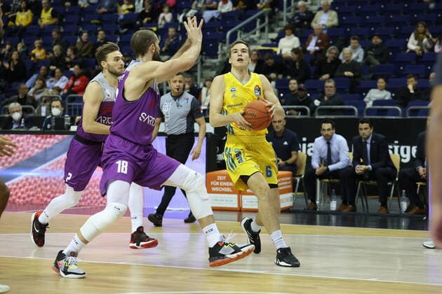DEU, BBL, ALBA vs Goettingen, 24 10 2021, Mercedes Benz Arena, Berlin, DEU, BBL, ALBA vs Goettingen, in picture Malte Delow ALBA Berlin 6 , Harper Kamp Goettingen 18 nordphotoxGmbHx xEngler nph00076