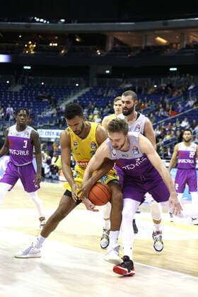 DEU, BBL, ALBA vs Goettingen, 24 10 2021, Mercedes Benz Arena, Berlin, DEU, BBL, ALBA vs Goettingen, in picture Johannes Thiemann ALBA Berlin 32 , Jake Toolson Goettingen 2 nordphotoxGmbHx xEngler nph00076