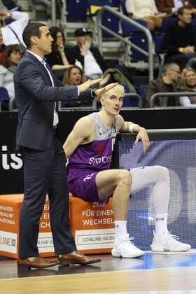 DEU, BBL, ALBA vs Goettingen, 24 10 2021, Mercedes Benz Arena, Berlin, DEU, BBL, ALBA vs Goettingen, in picture coach,headcoach Roel Moors Goettingen , Philipp Hartwich Goettingen 15 nordphotoxGmbHx xEngler nph00076