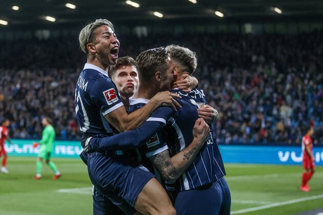 Sport Themen der Woche KW42 24.10.2021, Fussball, Saison 2021 2022, 1. Bundesliga, 9. Spieltag, VfL Bochum - Eintracht Frankfurt, v. l. Takuma Asano (VfL Bochum), Sebastian Polter (VfL Bochum), Danny Blum (VfL Bochum) jubeln nach dem Treffer zum 1 zu 0. Foto: Tim Rehbein RHR-FOTO Bochum Vonovia Ruhrstadion NRW Deutschland xRHR-FOTO TRx *** 24 10 2021, Football, Season 2021 2022, 1 Bundesliga, 9 Matchday, VfL Bochum Eintracht Frankfurt, f l Takuma Asano VfL Bochum , Sebastian Polter VfL Bochum , Danny Blum VfL Bochum cheer after scoring 1 to 0 Photo Tim Rehbein RHR FOTO Bochum Vonovia Ruhrstadion NRW Germany xRHR FOTO TRx