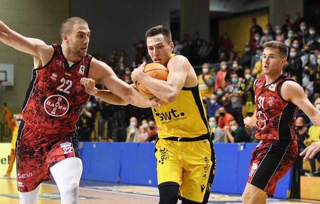 Basketball 2 Bundesliga 2021 2022 6 Spieltag 24 09 2021 in Rottenburg Tigers Tuebingen Bayer Giants Leverkusen Ryan Richard Mikesell center, Tigers vs Dennis Heinzmann li, Leverkusen and Spencer Reaves re, Leverkusen.