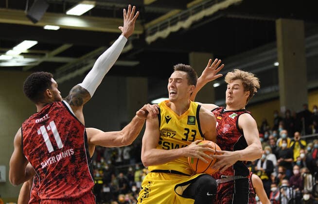 Basketball 2 Bundesliga 2021 2022 6 Spieltag 24 09 2021 in Rottenburg Tigers Tuebingen Bayer Giants Leverkusen Ryan Richard Mikesell center, Tigers vs Ferenc Gille li, Leverkusen and Robert Merz re, Leverkusen.