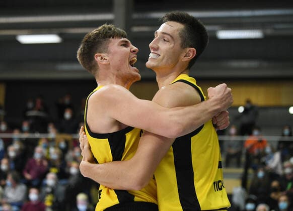 Basketball 2 Bundesliga 2021 2022 6 Spieltag 24 09 2021 in Rottenburg Tigers Tuebingen Bayer Giants Leverkusen JUBEL Tigers Ryan Richard Mikesell re hugs Till Joenke.