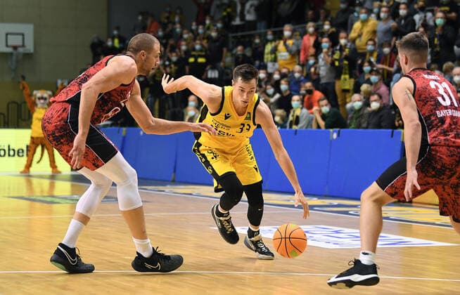 Basketball 2 Bundesliga 2021 2022 6 Spieltag 24 09 2021 in Rottenburg Tigers Tuebingen Bayer Giants Leverkusen Ryan Richard Mikesell center, Tigers vs Dennis Heinzmann li, Leverkusen and Spencer Reaves re, Leverkusen.