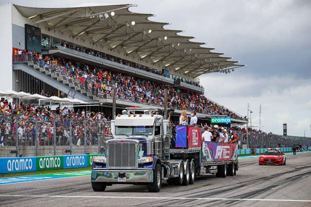 Drivers parade in front of the fans during the Formula 1 Aramco United States Grand Prix 2021, 17th round of the 2021 FIA Formula One World Championship, WM, Weltmeisterschaft from October 21 to 24, 2021 on the Circuit of the Americas, in Austin, Texas, United States of American - F1 - UNITED STATES GRAND PRIX 2021 - RACE DPPI Panoramic  20211024_GOODEN_FGO08846