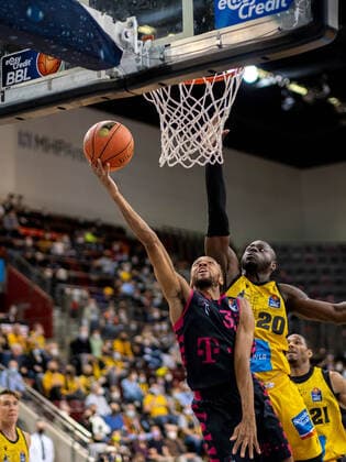 Tyson Ward Telekom Baskets Bonn, 3 , Rawle Alkins MHP Riesen Ludwigsburg, 20 , MHP Riesen Ludwigsburg Telekom Baskets Bonn , basketball, Bundesliga, 5 match day, season 2021 2022, 24 10 2021, MHP Riesen Ludwigsburg Telekom Baskets Bonn , basketball, Bundesliga, 5 match day, season 2021 2022, 24 10 2021 Ludwigsburg Copyright: xAntonioxChiok Eibner-Pressefotox EP_ACK