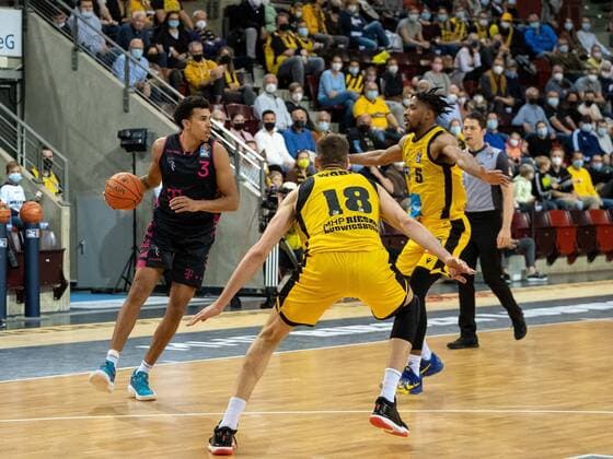 Tyson Ward Telekom Baskets Bonn, 3 , Jonas Wohlfarth Bottermann MHP Riesen Ludwigsburg, 18 , Justin Simon MHP Riesen Ludwigsburg, 5 , MHP Riesen Ludwigsburg Telekom Baskets Bonn , Basketball, Bundesliga, 5 Spieltag, Spielzeit 2021 2022, 24 10 2021, MHP Riesen Ludwigsburg Telekom Baskets Bonn , Basketball, Bundesliga, 5 Spieltag, Spielzeit 2021 2022, 24 10 2021 Ludwigsburg Copyright: xAntonioxChiok Eibner-Pressefotox EP_ACK