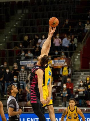 Leon Kratzer Telekom Baskets Bonn, 21 , Jonas Wohlfarth Bottermann MHP Riesen Ludwigsburg, 18 , MHP Riesen Ludwigsburg Telekom Baskets Bonn , Basketball, Bundesliga, 5 Spieltag, Spielzeit 2021 2022, 24 10 2021, MHP Riesen Ludwigsburg Telekom Baskets Bonn , Basketball, Bundesliga, 5 Spieltag, Spielzeit 2021 2022, 24 10 2021 Ludwigsburg Copyright: xAntonioxChiok Eibner-Pressefotox EP_ACK