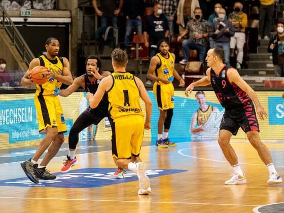 Tremmell Darden MHP Riesen Ludwigsburg, 21 , Justin Gorham Telekom Baskets Bonn, 4 , Jordan Hulls MHP Riesen Ludwigsburg, 1 , Karsten Tadda Telekom Baskets Bonn, 9 , MHP Riesen Ludwigsburg Telekom Baskets Bonn , Basketball, Bundesliga, 5 Spieltag, Spielzeit 2021 2022, 24 10 2021, MHP Riesen Ludwigsburg Telekom Baskets Bonn , Basketball, Bundesliga, 5 Spieltag, Spielzeit 2021 2022, 24 10 2021 Ludwigsburg Copyright: xAntonioxChiok Eibner-Pressefotox EP_ACK