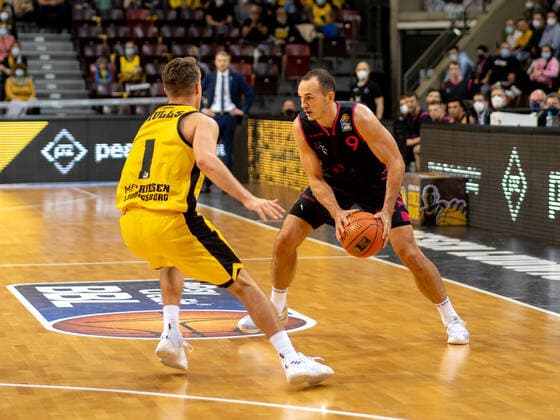 Jordan Hulls MHP Riesen Ludwigsburg, 1 , Karsten Tadda Telekom Baskets Bonn, 9 , MHP Riesen Ludwigsburg Telekom Baskets Bonn , Basketball, Bundesliga, 5 Spieltag, Spielzeit 2021 2022, 24 10 2021, MHP Riesen Ludwigsburg Telekom Baskets Bonn , Basketball, Bundesliga, 5 Spieltag, Spielzeit 2021 2022, 24 10 2021 Ludwigsburg Copyright: xAntonioxChiok Eibner-Pressefotox EP_ACK