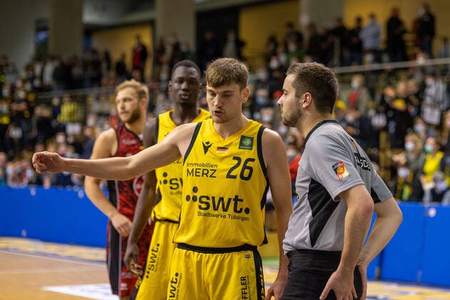 Till Joenke Tigers Tuebingen, 26 discusses with the referee¨¨¨Tigers Tübingen vs Bayer Giants Leverkusen, 2 Basketball, Bundesliga, Pro A, Barmer 2 Basketball, Matchday 6, Season 2021 2022, 24 10 2021, ¨¨ Tigers Tübingen Bayer Giants Leverkusen, Basketball, 2 Bundesliga, Barmer 2 Basketball, Matchday 6, Season 2020 2021, 24 10 2021 Rottenburg am Neckar. Copyright: xNinaxSander xEibnerxPressefotoxIx EP_NSR