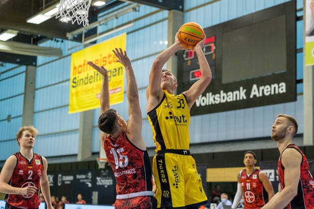 Luca Finn Kahl Bayer Giants Leverkusen, 15 Ryan Mikesell Tigers Tuebingen, 33 ¨¨¨Tigers Tübingen vs Bayer Giants Leverkusen, 2 basketball, Bundesliga, Pro A, Barmer 2 basketball, matchday 6, season 2021 2022, 24 10 2021, ¨¨ Tigers Tübingen Bayer Giants Leverkusen, basketball, 2 Bundesliga, Barmer 2 basketball, matchday 6, season 2020 2021, 24 10 2021 Rottenburg am Neckar. Copyright: xNinaxSander xEibnerxPressefotoxIx EP_NSR