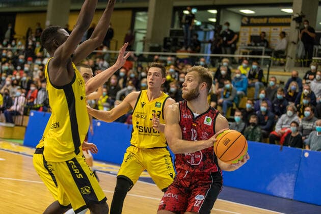 Bakary Diba Tigers Tuebingen, 44 Ryan Mikesell Tigers Tuebingen, 33 Melvin Jostmann Bayer Giants Leverkusen, 12 ¨¨¨Tigers Tuebingen vs Bayer Giants Leverkusen, 2 Basketball, Bundesliga, Pro A, Barmer 2 Basketball, Matchday 6, Season 2021 2022, 24 10 2021, ¨¨ Tigers Tuebingen Bayer Giants Leverkusen, Basketball, 2 Bundesliga, Barmer 2 Basketball, Matchday 6, Season 2020 2021, 24 10 2021 Rottenburg am Neckar. Copyright: xNinaxSander xEibnerxPressefotoxIx EP_NSR