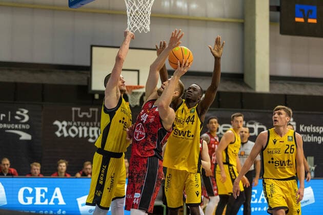 Daniel Keppeler Tigers Tuebingen, 31 Marko Bacak Bayer Giants Leverkusen, 44 Bakary Diba Tigers Tuebingen, 44 Till Joenke Tigers Tuebingen, 26 ¨¨¨Tigers Tuebingen vs Bayer Giants Leverkusen, 2 Basketball, Bundesliga, Pro A, Barmer 2 Basketball, Matchday 6, Season 2021 2022, 24 10 2021, ¨¨Tigers Tuebingen Bayer Giants Leverkusen, Basketball, 2 Bundesliga, Barmer 2 Basketball, Matchday 6, Season 2020 2021, 24 10 2021 Rottenburg am Neckar. Copyright: xNinaxSander xEibnerxPressefotoxIx EP_NSR