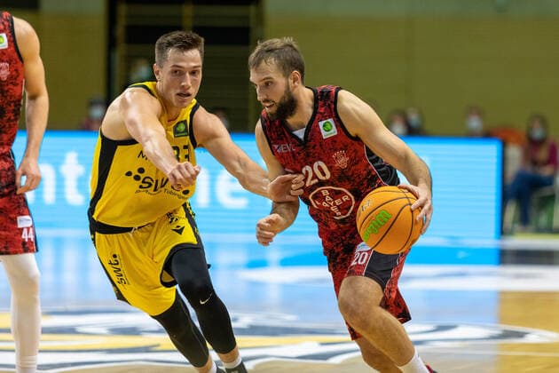 Ryan Mikesell Tigers Tuebingen, 33 JJ Mann Bayer Giants Leverkusen, 20 ¨¨¨Tigers Tuebingen vs Bayer Giants Leverkusen, 2 Basketball, Bundesliga, Pro A, Barmer 2 Basketball, Matchday 6, Season 2021 2022, 24 10 2021, ¨¨ Tigers Tuebingen Bayer Giants Leverkusen, Basketball, 2 Bundesliga, Barmer 2 Basketball, Matchday 6, Season 2020 2021, 24 10 2021 Rottenburg am Neckar. Copyright: xNinaxSander xEibnerxPressefotoxIx EP_NSR