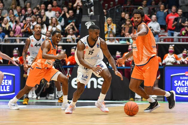 Cristiano Felicio Ratiopharm Ulm r , Frantz Massenat Niners Chemnitz center and Semaj Christon Ratiopharm Ulm li , Niners Chemnitz vs Ratiopharm Ulm, 24 10 2021, easycredit Basketball Bundesliga, GER, season 2021 2022 Niners Chemnitz vs Ratiopharm Ulm, 24 10 2021, easycredit Basketball Bundesliga, GER, season 2021 2022 Chemnitz Copyright: xBertxHarzer xEibner-xPressefotox