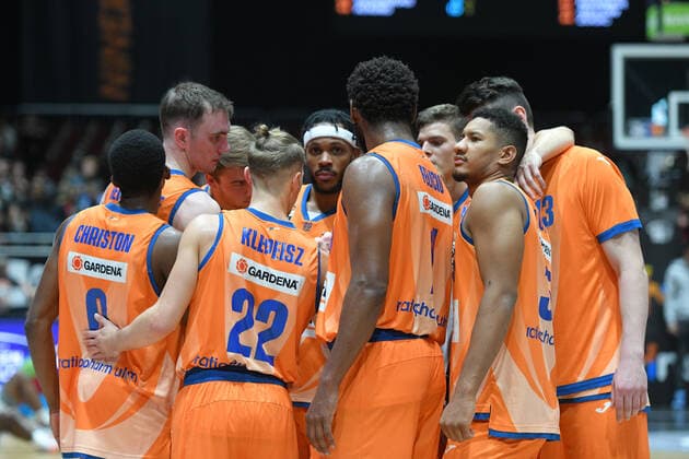 Team of Ratiopharm Ulm happy about the victory, Niners Chemnitz vs Ratiopharm Ulm, 24 10 2021, easycredit Basketball Bundesliga, GER, season 2021 2022 Niners Chemnitz vs Ratiopharm Ulm, 24 10 2021, easycredit Basketball Bundesliga, GER, season 2021 2022 Chemnitz Copyright: xBertxHarzer xEibner-xPressefotox