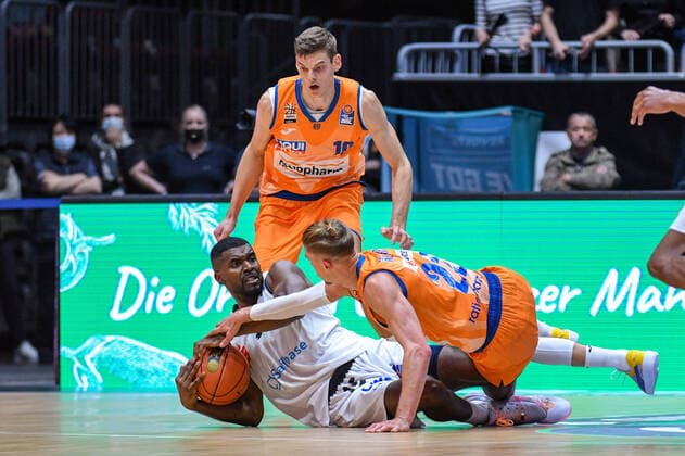 Frantz Massenat Niners Chemnitz left , Thomas Klepeisz Ratiopharm Ulm right and Christoph Philipps Ratiopharm Ulm top, Niners Chemnitz vs Ratiopharm Ulm, 24 10 2021, easycredit Basketball Bundesliga, GER, season 2021 2022 Niners Chemnitz vs Ratiopharm Ulm, 24 10 2021, easycredit Basketball Bundesliga, GER, season 2021 2022 Chemnitz. Copyright: xBertxHarzer xEibner-xPressefotox